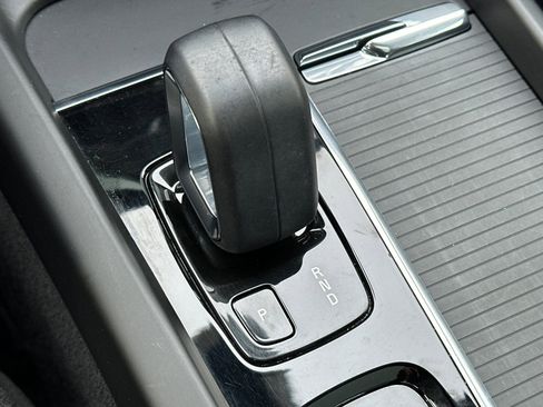 Used 2022 Volvo XC60 B5 Momentum image 24