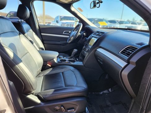 Used 2017 Ford Explorer XLT w/ Equipment Group 202A image 9