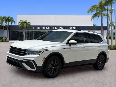Certified 2024 Volkswagen Tiguan SE FWD image 3