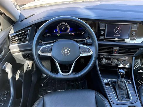Used 2024 Volkswagen Jetta SE image 5