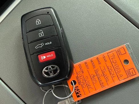 Used 2024 Toyota Highlander LE AWD/4WD image 37