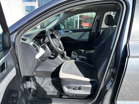 Certified 2025 Volkswagen Taos SE image 11