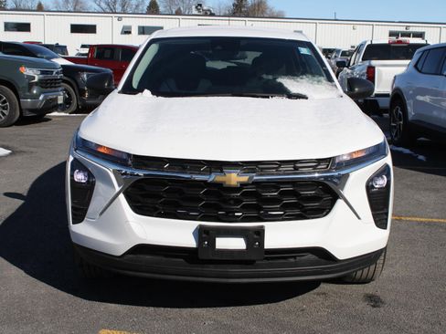 Used 2025 Chevrolet Trax LS FWD image 2