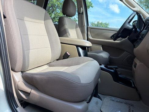 Used 2004 Ford Escape XLS FWD image 33
