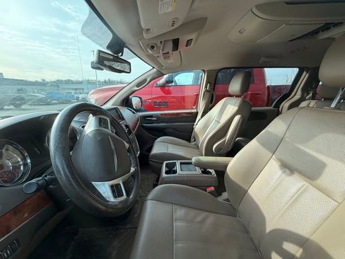 Used 2014 Chrysler Town & Country Touring-L w/ Driver Convenience Group image 12
