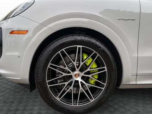 Used 2025 Porsche Cayenne S AWD/4WD image 9