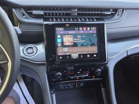 Used 2023 Jeep Grand Cherokee Laredo w/ Luxury Tech Group I RWD image 18