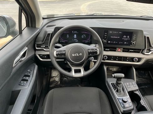 Used 2025 Kia Sportage LX image 8