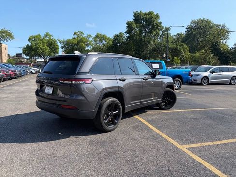 Used 2023 Jeep Grand Cherokee Altitude AWD/4WD image 4