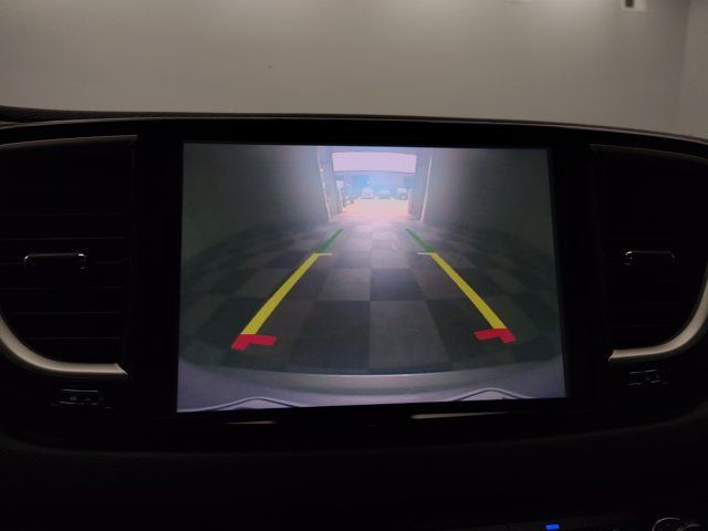 Used 2024 Chrysler Pacifica Touring-L FWD image 4