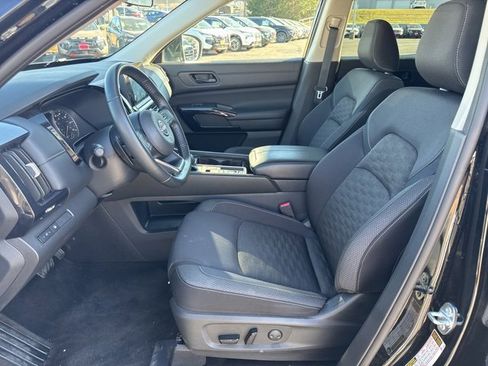 Used 2024 Nissan Pathfinder SV image 10
