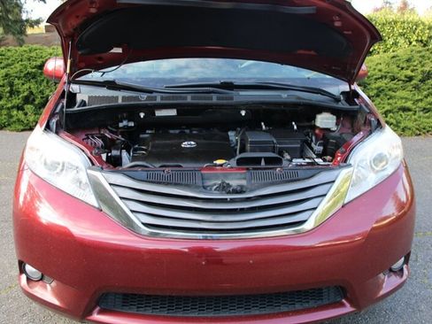 Used 2011 Toyota Sienna XLE w/ Entertainment Pkg image 22