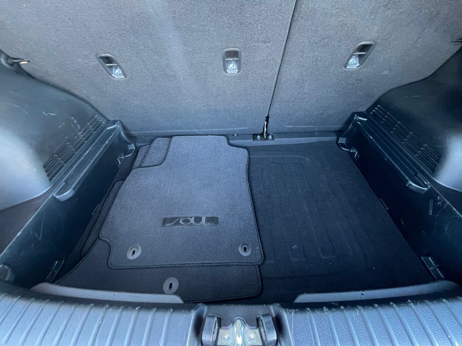 Used 2025 Kia Soul LX w/ LX Technology Package FWD image 30