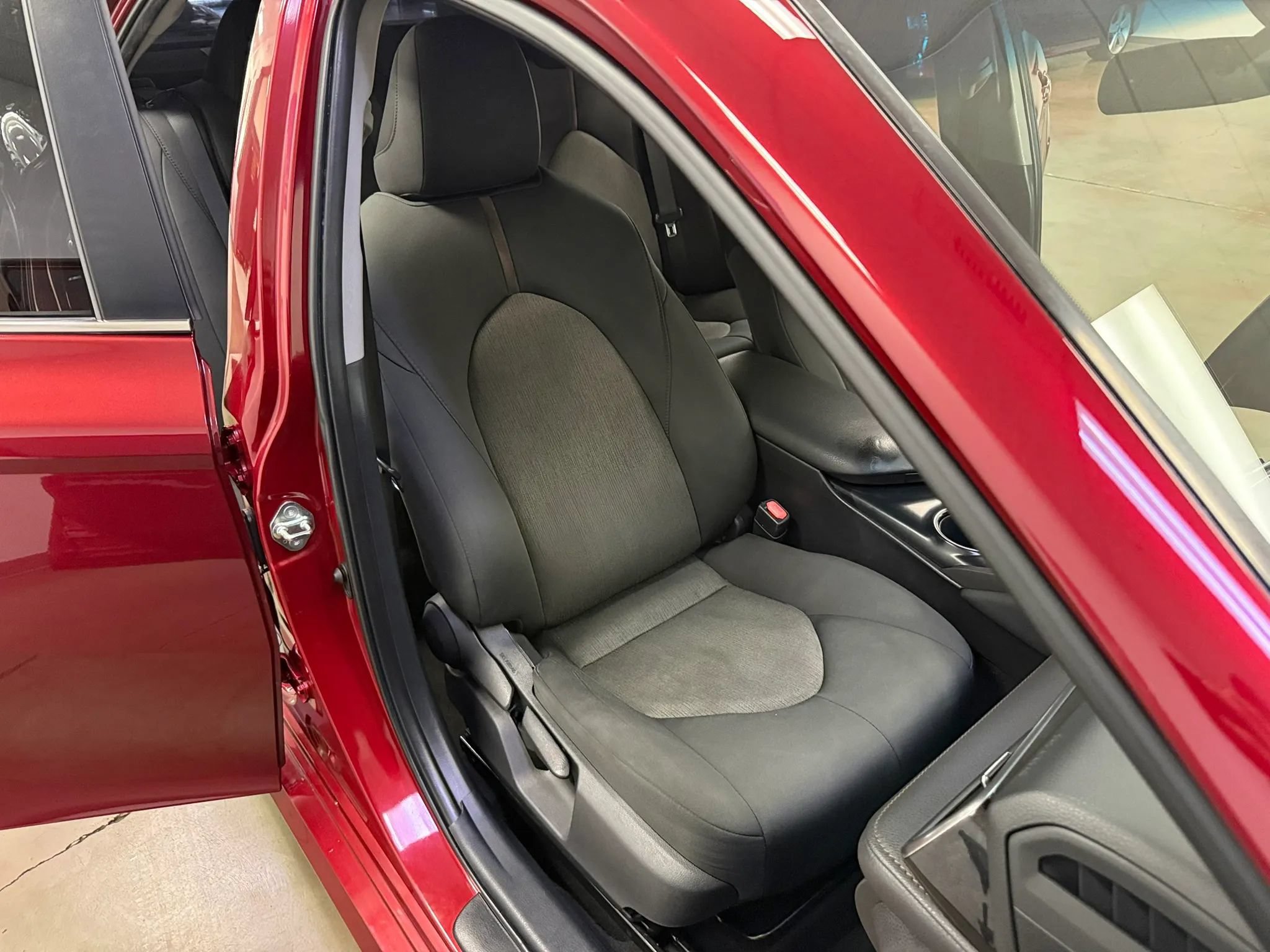 Used 2020 Toyota Camry LE FWD image 10