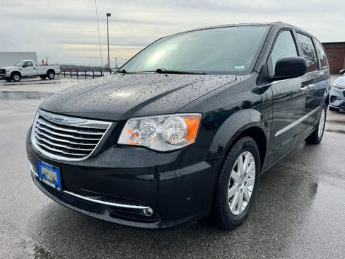 Used 2016 Chrysler Town & Country Touring w/ Driver Convenience Group image 8