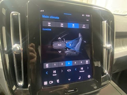 Certified 2025 Volvo XC40 B5 Core image 23