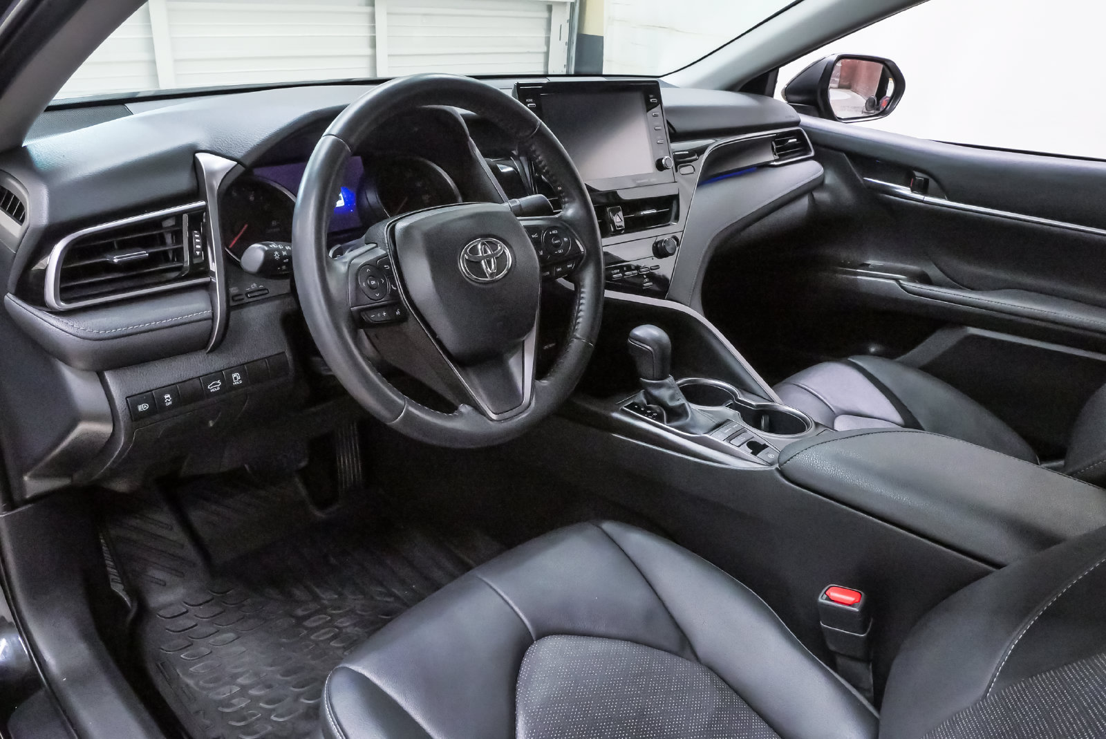 Used 2022 Toyota Camry XSE FWD image 2