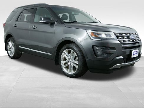 Used 2016 Ford Explorer XLT w/ Equipment Group 202A AWD/4WD image 2