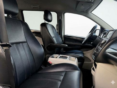 Used 2014 Chrysler Town & Country Touring image 16