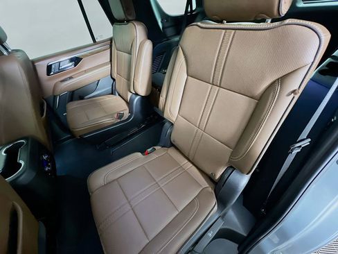 Used 2025 Chevrolet Tahoe High Country AWD/4WD image 24