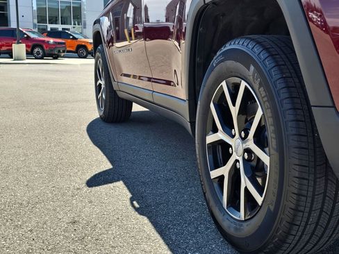 Used 2025 Jeep Grand Cherokee Limited image 32