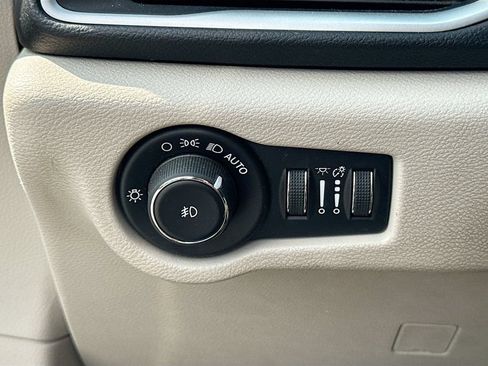 Used 2019 Chrysler Pacifica Touring Plus w/ Tire & Wheel Group FWD image 10