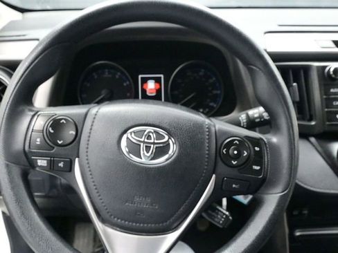 Used 2018 Toyota RAV4 LE image 19