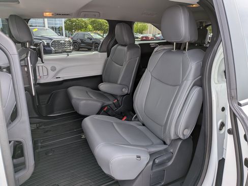 Used 2025 Toyota Sienna LE w/ LE Plus Package AWD/4WD image 19