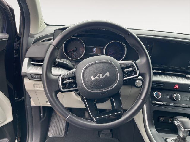 Used 2023 Kia Carnival LX FWD image 12