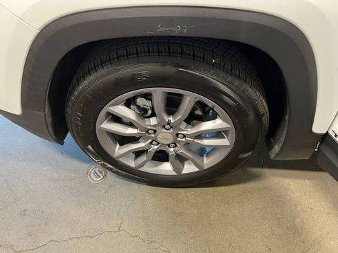 Used 2024 GMC Terrain SLT FWD image 30