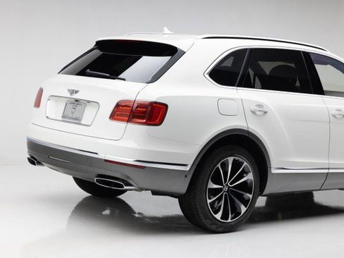 Used 2017 Bentley Bentayga image 39
