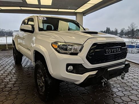 Used 2019 Toyota Tacoma TRD Sport image 3