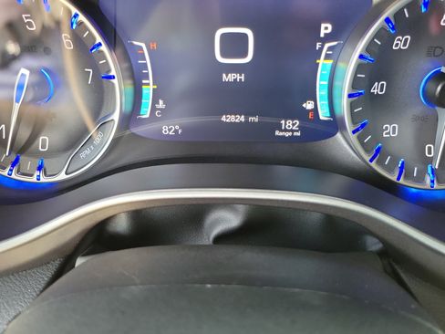Used 2024 Chrysler Pacifica Touring-L FWD image 27