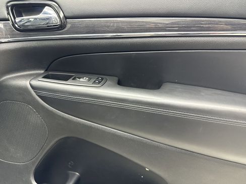 Used 2020 Jeep Grand Cherokee Overland AWD/4WD image 33