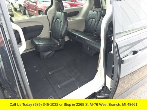 Used 2023 Chrysler Pacifica Touring-L FWD image 39