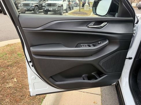 New 2025 Jeep Grand Cherokee Altitude AWD/4WD image 28