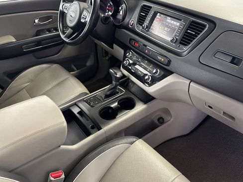 Used 2017 Kia Sedona LX w/ LX Essentials Premium Package FWD image 17