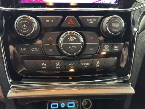 Used 2019 Jeep Grand Cherokee Laredo w/ Laredo X Package image 33