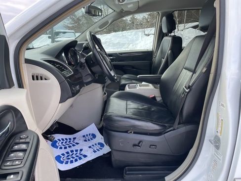 Used 2014 Chrysler Town & Country Touring image 18