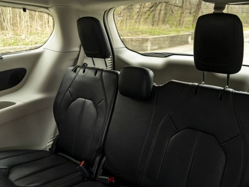 Used 2019 Chrysler Pacifica Touring-L Plus w/ Advanced Safetytec Group image 19