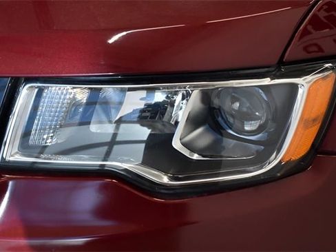 Used 2019 Jeep Grand Cherokee Laredo image 17