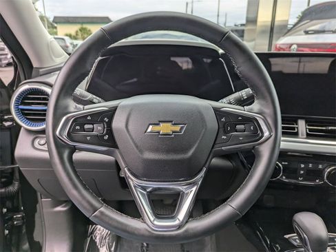 Used 2025 Chevrolet Trax LT w/ LT Convenience Package image 21