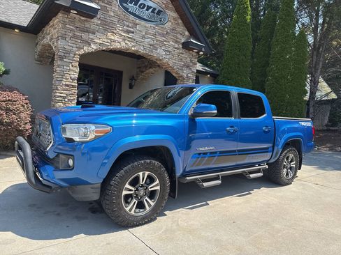 Used 2018 Toyota Tacoma TRD Sport AWD/4WD image 2