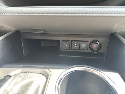 Used 2021 Toyota Highlander XLE AWD/4WD image 18