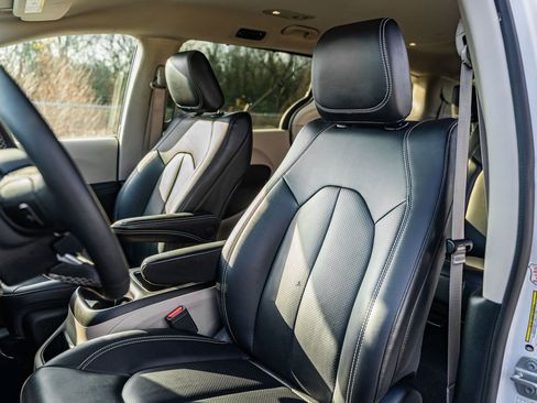 Used 2024 Chrysler Pacifica Touring-L image 19