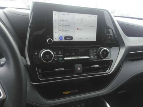 Used 2026 Toyota Highlander XLE AWD/4WD image 3
