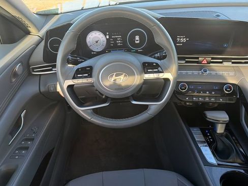 Used 2025 Hyundai Elantra SEL FWD image 15