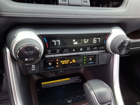 Used 2020 Toyota RAV4 Limited image 16