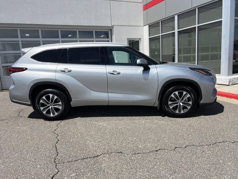 Used 2022 Toyota Highlander XLE AWD/4WD image 26