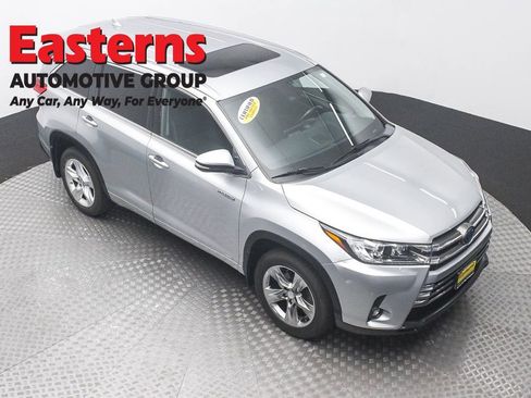 Used 2019 Toyota Highlander Limited w/ Carpet Mat Package (TMS) AWD/4WD image 3